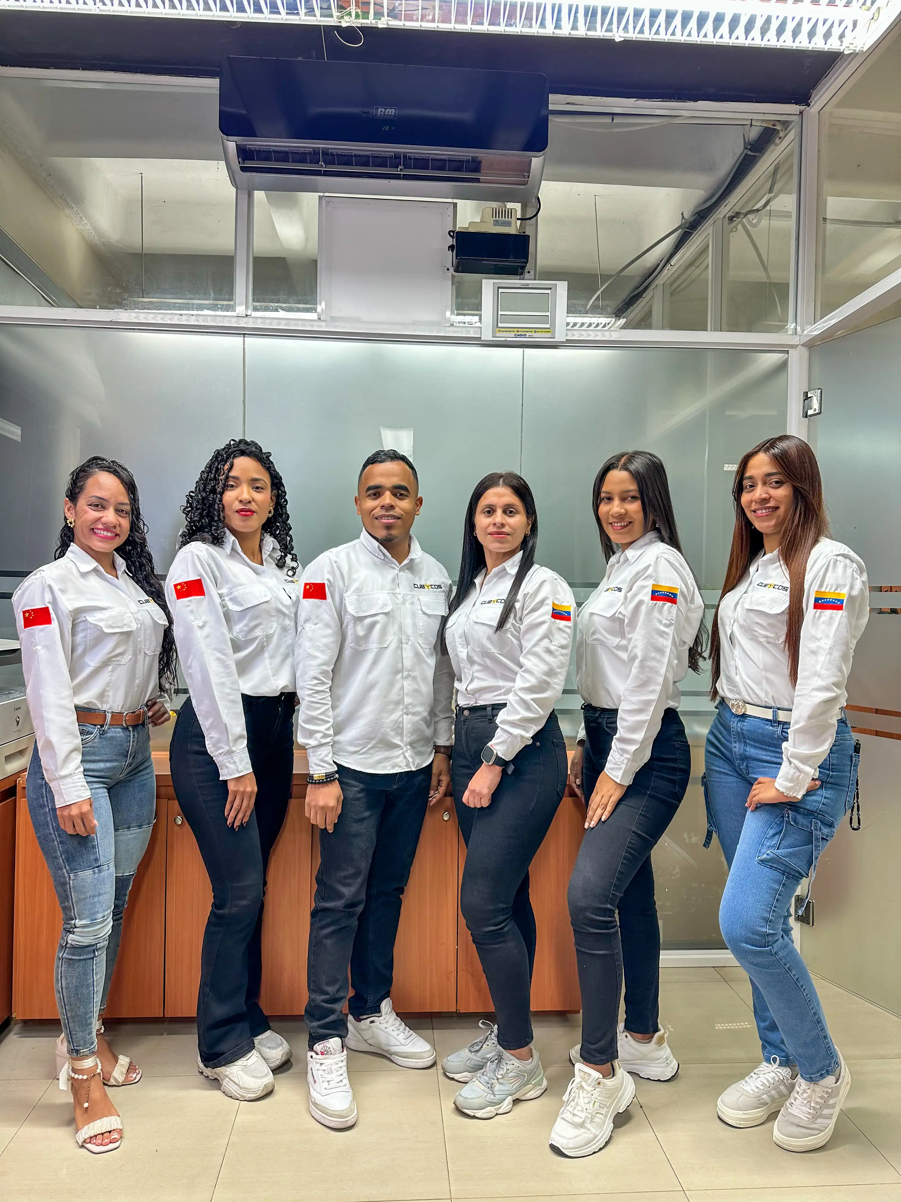 Equipo de Cubycos con uniforme corporativo: tres integrantes con la bandera de China y tres con la de Venezuela