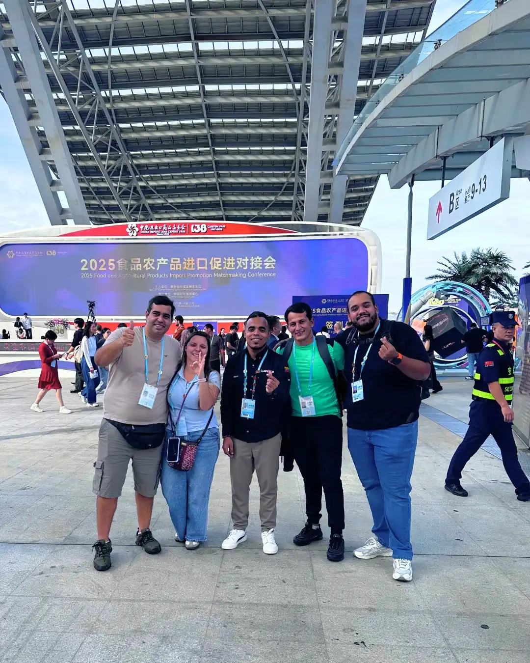 Equipo de Cubycos durante la feria en Guangzhou