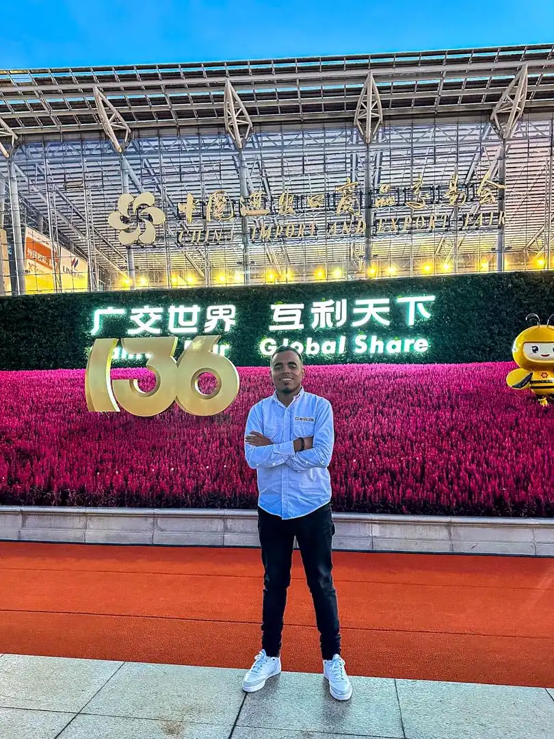 Royer Herazo frente al recinto de la Feria de Cantón en Guangzhou